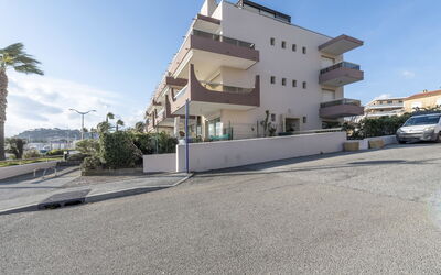 Cavalaire 264: Himmel, Gebäude, Eigentum, Wolke, Pflanze, Strassenbelag, Asphalt, Haus, Baum, Wohngebiet