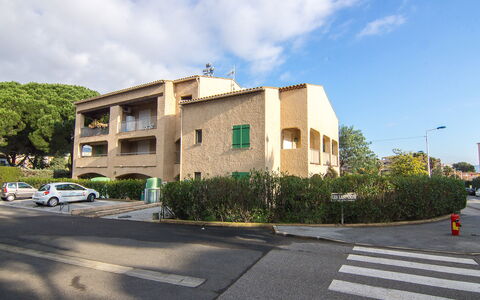Cavalaire 460: Wolke, Himmel, Gebäude, Pflanze, Fenster, Baum, Strassenlicht, Haus, Strassenbelag, Asphalt