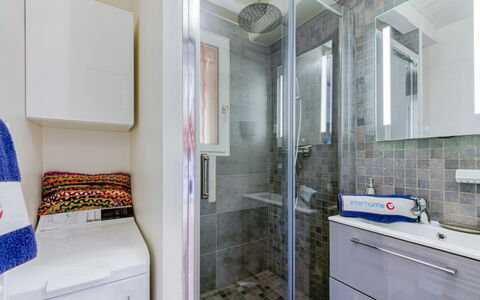 Cavalaire 460: Spiegel, Sinken, Armatur, Zapfhahn, Interior Design, Badezimmer, Badezimmerschrank, Gebäude, Fussboden
