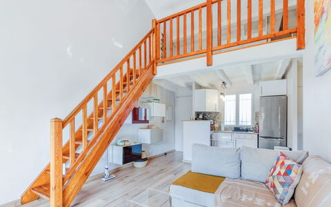 Cavalaire 460: Couch, Gebäude, Orange, Holz, Regale, Interior Design, Bücherregal, Flooring, Fussboden, Wohnzimmer