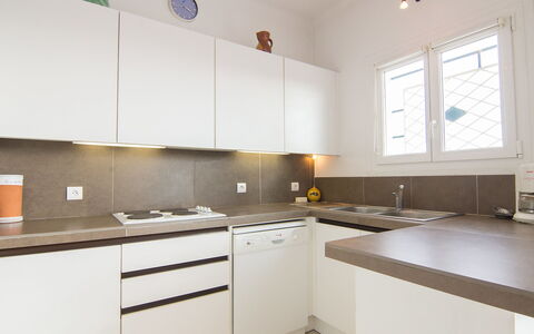 Cavalaire 505: Countertop, Eigentum, Zimmer, Küche, Cabinetry, Möbel, Interior Design, Gebäude, Gelb, Haus