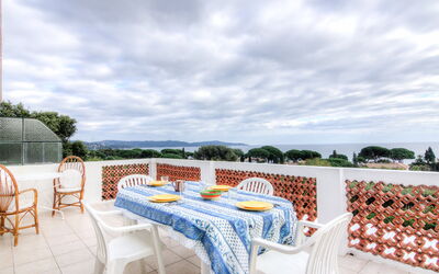 Cavalaire 505: Eigentum, Grundeigentum, Resort, Restaurant, Tabelle, Möbel, Tischdecke, Gebäude, Zimmer, Urlaub