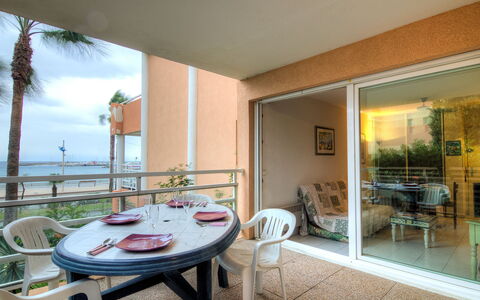 Cavalaire 651: Eigentum, Zimmer, Interior Design, Gebäude, Haus, Möbel, Grundeigentum, Die Architektur, Tabelle, Decke