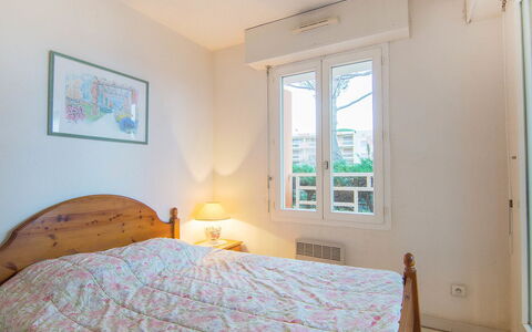 Cavalaire 651: Schlafzimmer, Bett, Zimmer, Eigentum, Möbel, Bettdecke, Fussboden, Bedding, Bettrahmen, Interior Design