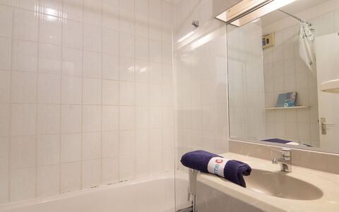 Cavalaire 651: Badezimmer, Fliese, Eigentum, Zimmer, Wand, Interior Design, Die Architektur, Fussboden, Materialeigenschaft, Armatur