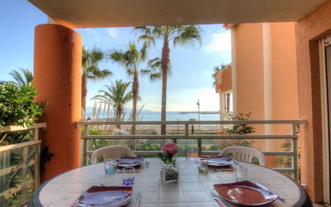 Cavalaire 651: Eigentum, Zimmer, Gebäude, Grundeigentum, Haus, Interior Design, Die Architektur, Tabelle, Möbel, Balkon