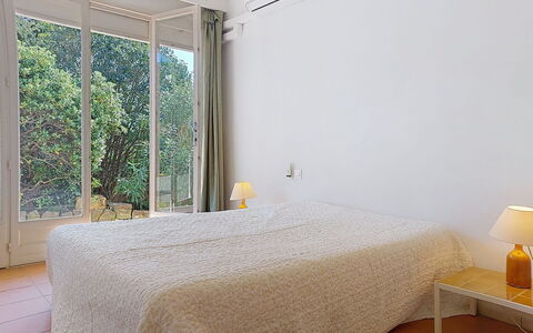 Villa Chantoiseau: Bett, Schlafzimmer, Interior Design, Wand, Bettdecke, Fussboden, Bedding, Flooring, Holz, Möbel