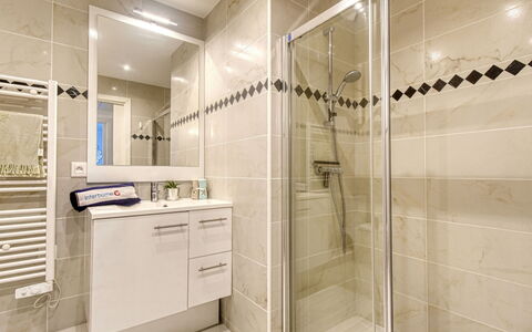 Fréjus 185: Duschtür, Duschkopf, Armatur, Cabinetry, Dusche, Badezimmer, Spiegel, Wand, Fussboden