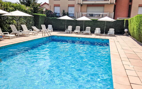 Cannes Parc: Schwimmbad, Gartenmöbel, Resort, Möbel, Sonnenliege, Regenschirm, Schatten, Hotel, Stuhl, Eco Hotel