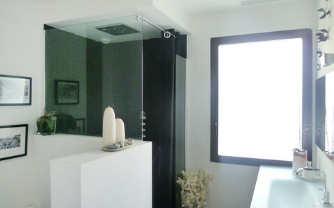 Les Oliviers: Gebäude, Pflanze, Armatur, Zapfhahn, Sinken, Spiegel, Interior Design, Badezimmer, Fussboden, Holz