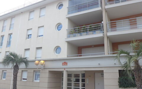 Côté Port: Fenster, Gebäude, Eigentum, Urban Design, Wohngebiet, Tür, Eigentumswohnung, Grundeigentum, Fassade