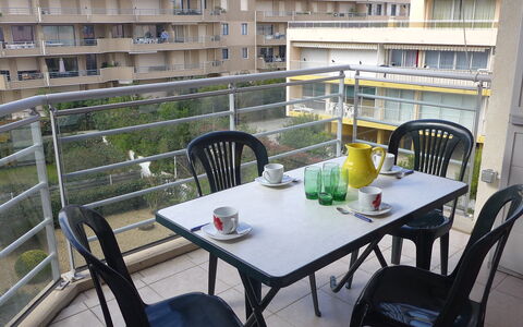 Côté Port: Tabelle, Möbel, Gebäude, Eigentum, Stuhl, Geschirr, Blumentopf, Pflanze, Gartenmöbel, Interior Design