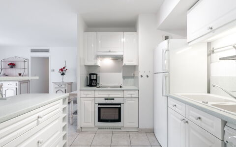Côté Port: Cabinetry, Countertop, Eigentum, Möbel, Weiss, Gebäude, Sinken, Schublade, Küche, Herd