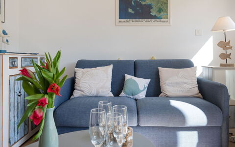Ty Bihan: Tabelle, Couch, Möbel, Eigentum, Bilderrahmen, Grün, Azurblau, Gebäude, Interior Design, Textil