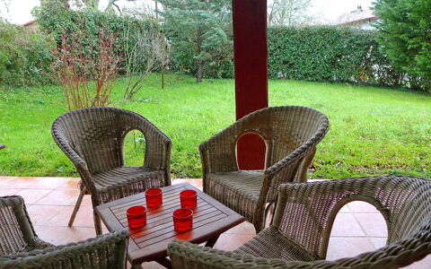 Eki Alde: Wicker, Möbel, Eigentum, Stuhl, Tabelle, Gras, Baum, Gartenmöbel, Haus, Zimmer