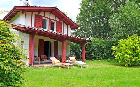 Eki Alde: Eigentum, Haus, Gebäude, Hütte, Zuhause, Grundeigentum, Bauernhaus, Gras, Garten, Baum