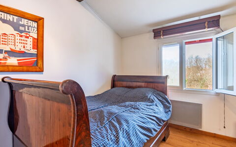 Eki Alde: Schlafzimmer, Bett, Holz, Bettdecke, Bedding, Möbel, Interior Design, Flooring, Fussboden, Zimmer