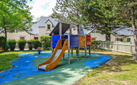 Ploemel 100: Spielplatz, Spielmittel, Öffentlicher Raum, Spielplatz Rutsche, Eigentum, Menschliche Siedlung, Rutsche, Freizeit, Erholung, Grundeigentum