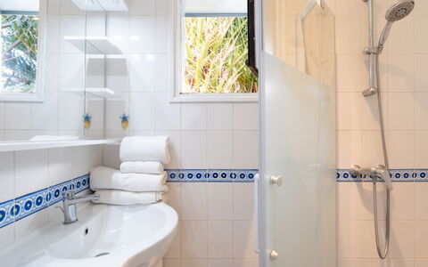 Poste: Armatur, Eigentum, Zapfhahn, Duschkopf, Fenster, Badezimmer, Sinken, Interior Design, Duschpaneel