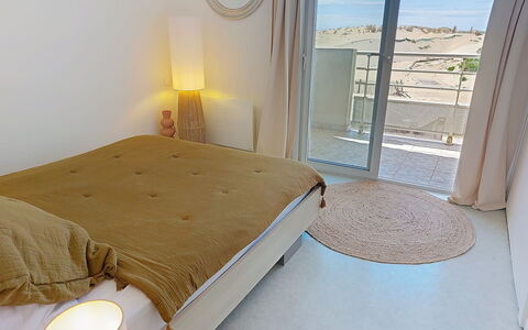 Mimizan 311: Möbel, Schlafzimmer, Holz, Fussboden, Interior Design, Bett, Bettdecke, Beleuchtung, Zimmer, Flooring