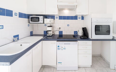 Patguyflor: Cabinetry, Spüle, Sinken, Gebäude, Countertop, Zapfhahn, Küchengerät, Herd, Küche, Haushaltsgerät