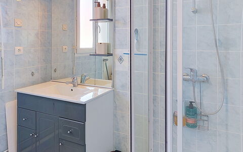 Patguyflor: Badezimmer, Bad Sink, Armatur, Flooring, Sinken, Interior Design, Fussboden, Zapfhahn, Badezimmerschrank, Installation