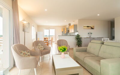 Côte Sud 319.4: Möbel, Tabelle, Couch, Bilderrahmen, Pflanze, Interior Design, Wohnzimmer, Stuhl, Komfort, Fussboden