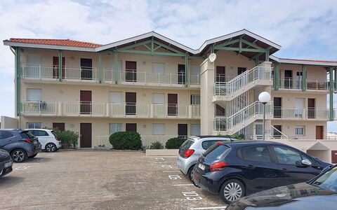 Mimizan 321: Wohngebiet, Wohnung, Zuhause, Eigentumswohnung, Familienauto, Estate, Balkon, Vorort, Mittelklasse-Pkw