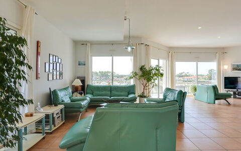 Les Pinasses: Zimmer, Eigentum, Grün, Gebäude, Interior Design, Möbel, Haus, Decke, Wohnzimmer, Grundeigentum