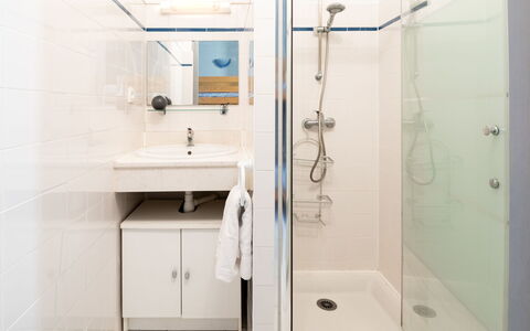 Mimizan 461: Spiegel, Eigentum, Armatur, Sinken, Zapfhahn, Badezimmer, Lila, Dusche, Interior Design