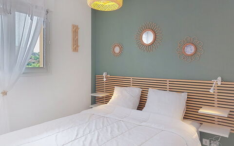 Mimizan 461: Möbel, Schlafzimmer, Interior Design, Bett, Holz, Bedding, Bettdecke, Linens, Beleuchtung, Textil