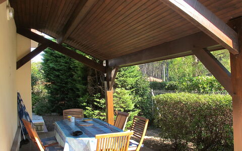 Tourterelles: Eigentum, Schatten, Dach, Hinterhof, Zimmer, Veranda, Terrasse, Haus, Pergola, Outdoor Struktur