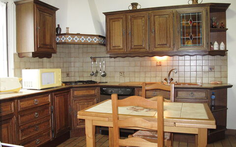 Tourterelles: Möbel, Countertop, Cabinetry, Zimmer, Küche, Eigentum, Interior Design, Gebäude, Hartholz, Fussboden
