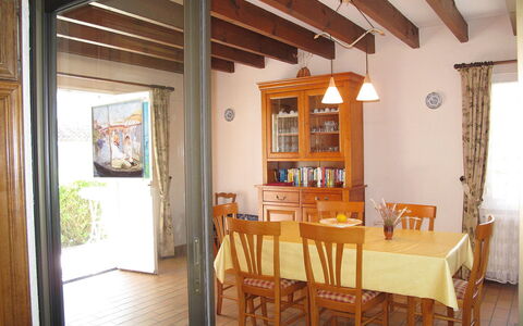 Tourterelles: Eigentum, Zimmer, Gebäude, Strahl, Decke, Esszimmer, Möbel, Haus, Interior Design, Tabelle