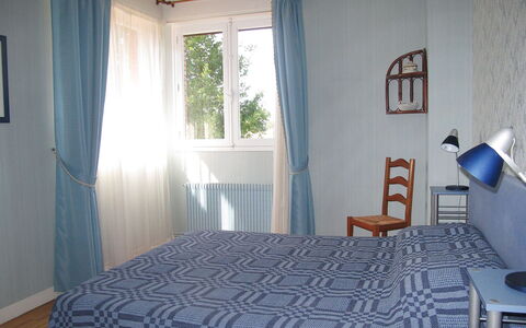 Tourterelles: Zimmer, Schlafzimmer, Möbel, Eigentum, Bett, Bettdecke, Fussboden, Interior Design, Gebäude, Vorhang
