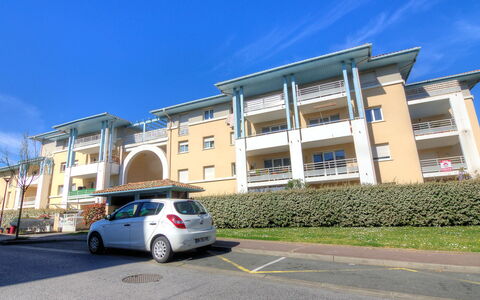 Maria Callas: Himmel, Rad, Eigentum, Auto, Fahrzeug, Fenster, Gebäude, Pflanze