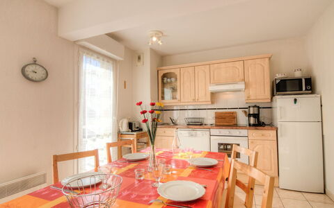 Maria Callas: Cabinetry, Möbel, Tabelle, Eigentum, Countertop, Stuhl, Küche, Holz, Küchengerät, Interior Design