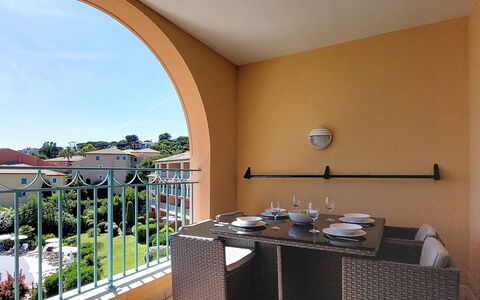 Les Issambres 125: Wohnung, Balkon, Holzbeize, Stuhl, Schatten, Lack, Küche & Esszimmer Tisch, Countertop, Zimmerpflanze, Villa