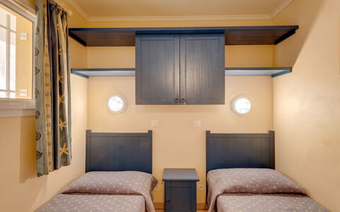 Les Issambres 125: Zimmer, Möbel, Eigentum, Bett, Interior Design, Gebäude, Decke, Schlafzimmer, Suite, Bettdecke