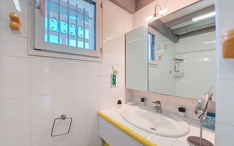 Bernadon: Bad Sink, Badezimmer, Armatur, Wand, Interior Design, Sinken, Flooring, Fussboden, Zapfhahn, Spiegel