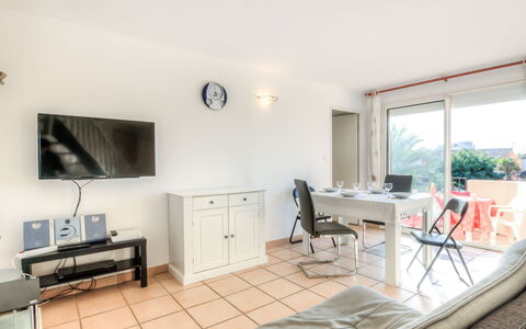 Les Andalouses: Eigentum, Bilderrahmen, Fenster, Tabelle, Couch, Interior Design, Holz, Wohnzimmer, Fussboden, Uhr