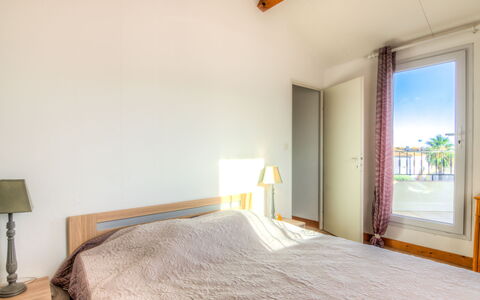 Les Andalouses: Gebäude, Eigentum, Komfort, Holz, Interior Design, Haus, Schatten, Fussboden, Flooring, Bett