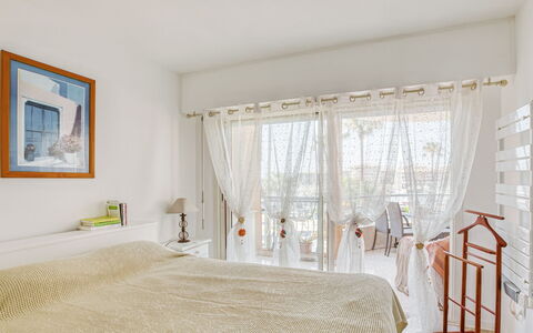 Fréjus 504: Schlafzimmer, Zimmer, Eigentum, Möbel, Bett, Interior Design, Bettrahmen, Decke, Bettdecke, Vorhang