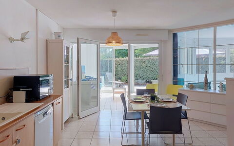 Artémis: Möbel, Interior Design, Flooring, Fussboden, Stuhl, Decke, Küche & Esszimmer Tisch, Küche, Tabelle, Countertop