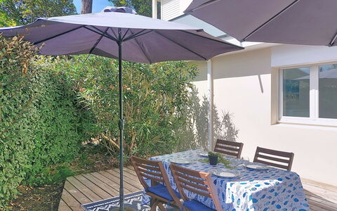 Artémis: Regenschirm, Möbel, Gartenmöbel, Tisch Im Freien, Stuhl, Schatten, Tabelle, Blumentopf, Garten, Terrasse