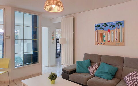 Artémis: Möbel, Interior Design, Flooring, Wand, Fussboden, Couch, Zimmer, Decke, Holz, Wohnzimmer