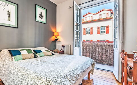 Orpia: Schlafzimmer, Bett, Möbel, Interior Design, Linens, Fussboden, Textil, Zimmer, Bettdecke, Bedding