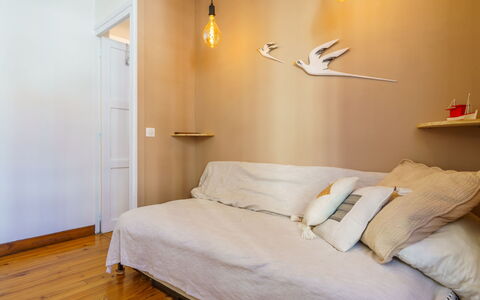 Orpia: Eigentum, Möbel, Komfort, Holz, Gebäude, Beleuchtung, Lampe, Bettrahmen, Fussboden, Interior Design