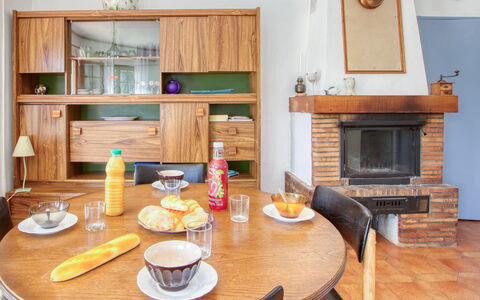 Saint Cyr sur Mer les Lecques 192: Tabelle, Möbel, Geschirr, Eigentum, Essen, Dishware, Holz, Orange, Interior Design, Cabinetry