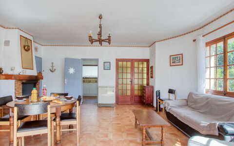 Saint Cyr sur Mer les Lecques 192: Tabelle, Möbel, Fenster, Bilderrahmen, Couch, Holz, Interior Design, Fussboden, Flooring, Wohnzimmer